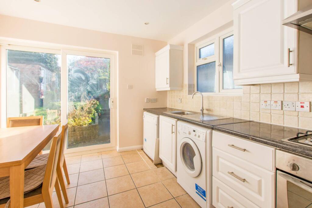 2 bed Bungalow for rent in Barnet. From Foxtons - North Finchley