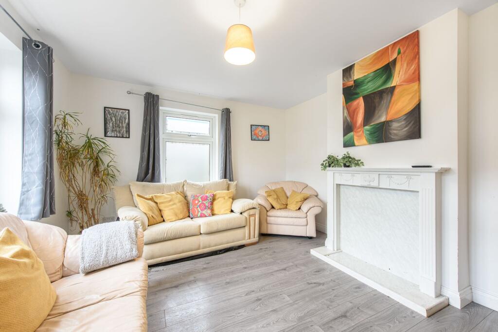 4 bed Detached for rent in London. From Foxtons - North Finchley