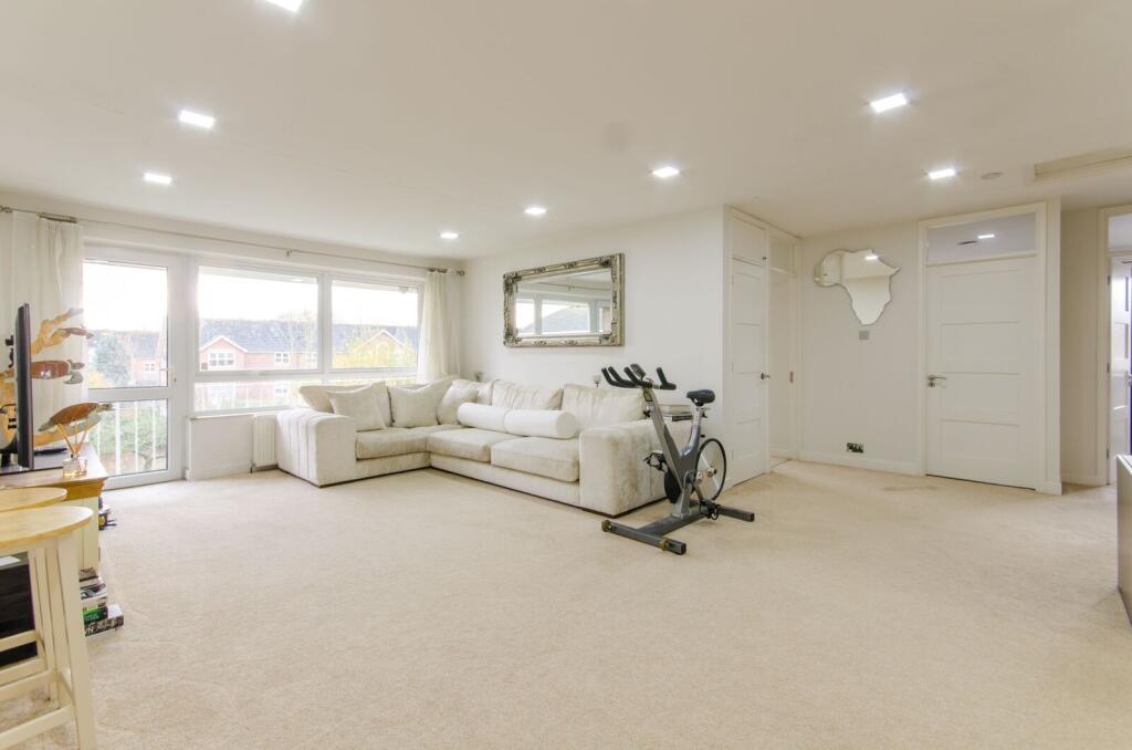 3 bed 1st Floor Flat for rent in Southgate. From Foxtons - North Finchley