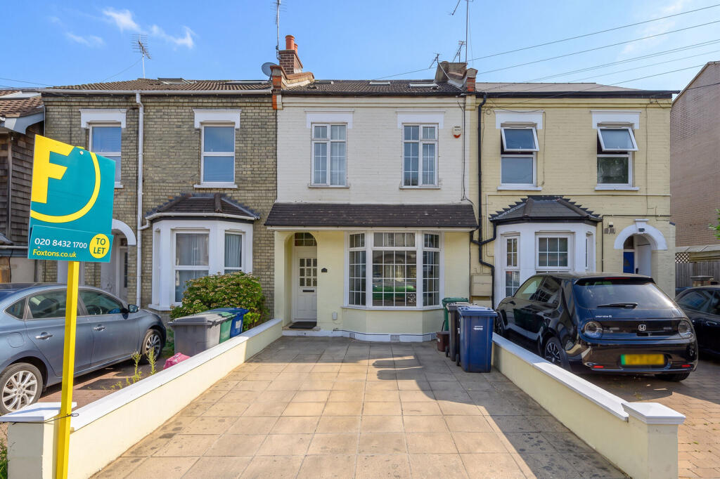 4 bed Detached for rent in Hadley Wood. From Foxtons - North Finchley