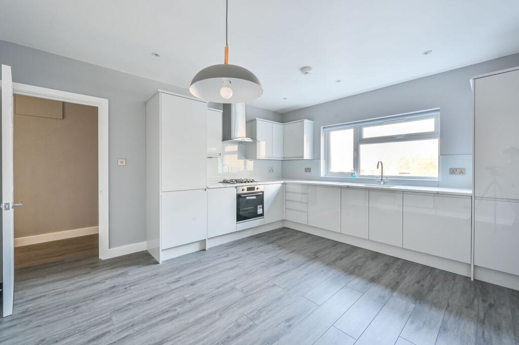 3 bed 1st Floor Flat for rent in Barnet. From Foxtons - North Finchley