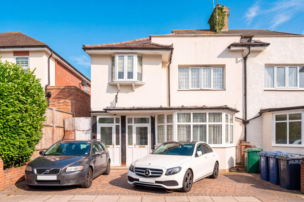 2 bed 1st Floor Flat for rent in London. From Foxtons - North Finchley