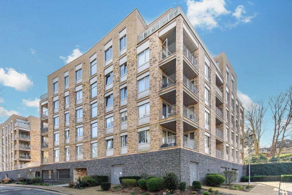 3 bed 1st Floor Flat for rent in London. From Foxtons - North Finchley