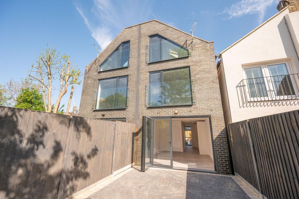 3 bed Mews for rent in Barnet. From Foxtons - North Finchley