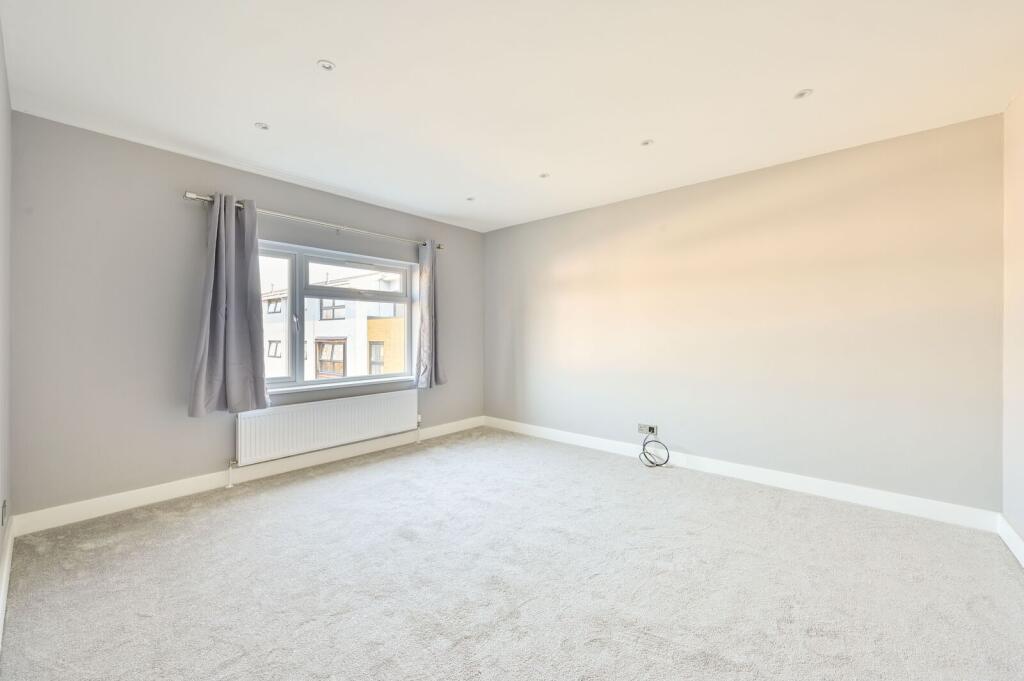 3 bed 1st Floor Flat for rent in Barnet. From Foxtons - North Finchley
