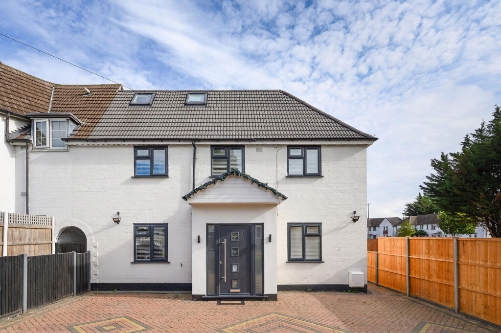4 bed Detached for rent in London. From Foxtons - North Finchley