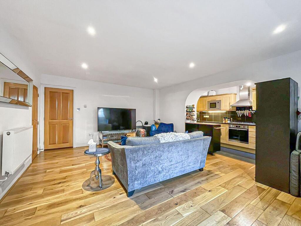 2 bed 1st Floor Flat for rent in London. From Foxtons - North Finchley