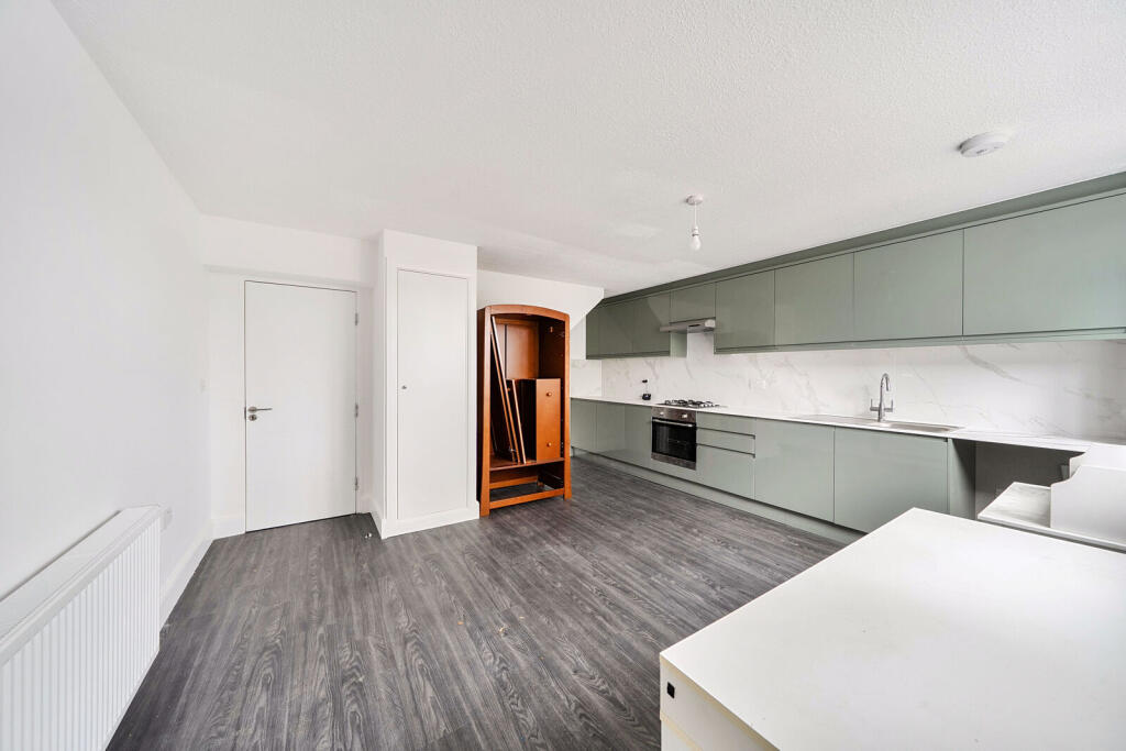 4 bed Mid Terraced House for rent in Barnet. From Foxtons - North Finchley 4 bed Mid Terraced House for rent in Barnet. From Foxtons - North Finchley