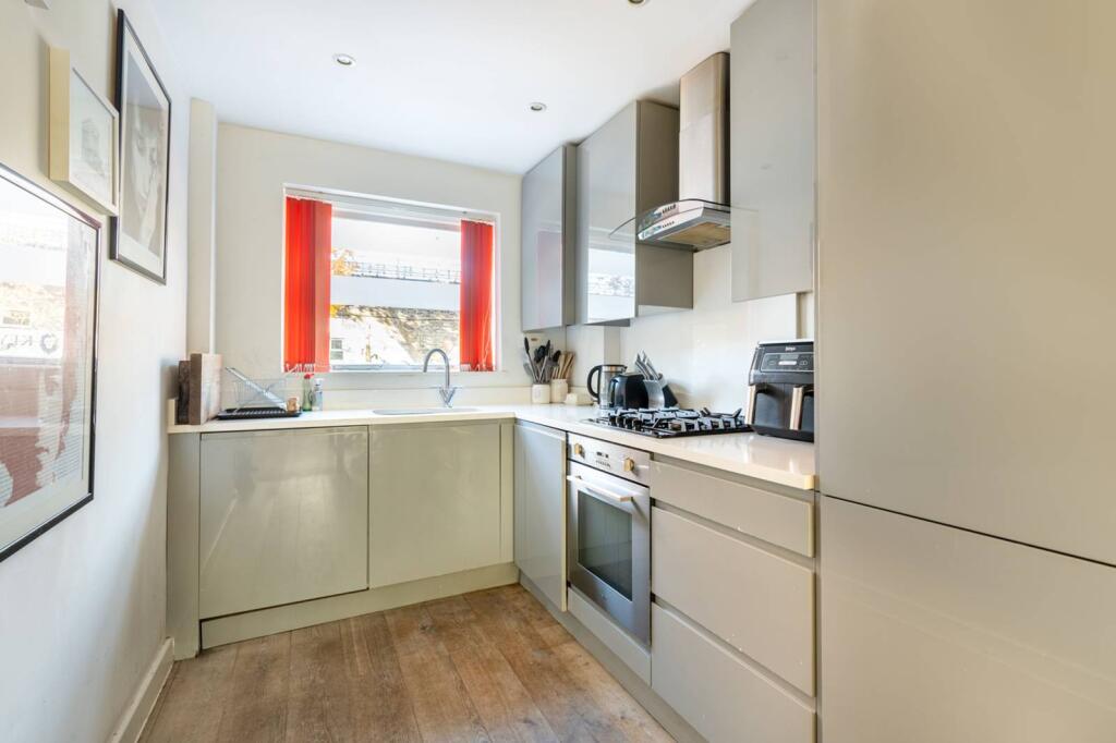 3 bed Annexe for rent in London. From Foxtons - Notting Hill