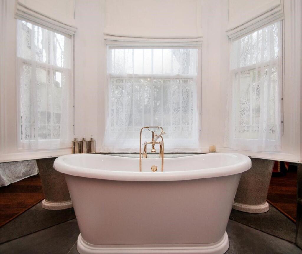 2 bed 1st Floor Flat for rent in Kensington. From Foxtons - Notting Hill