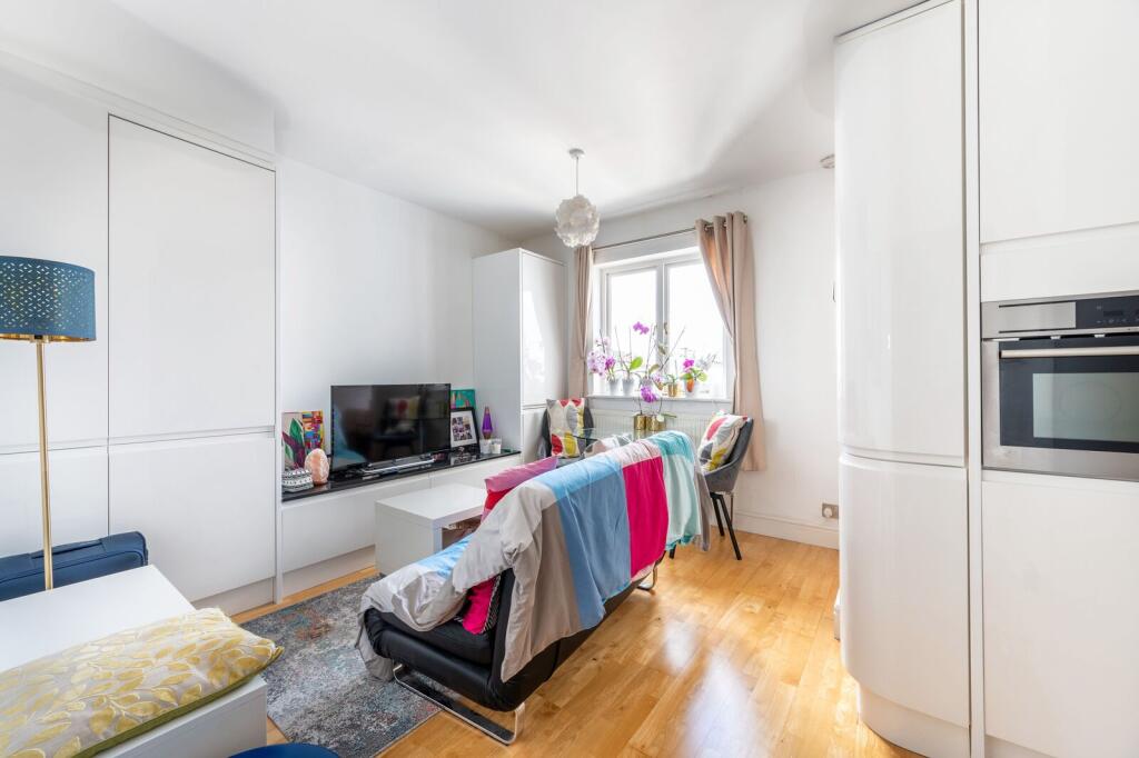 1 bed 1st Floor Flat for rent in London. From Foxtons - Notting Hill