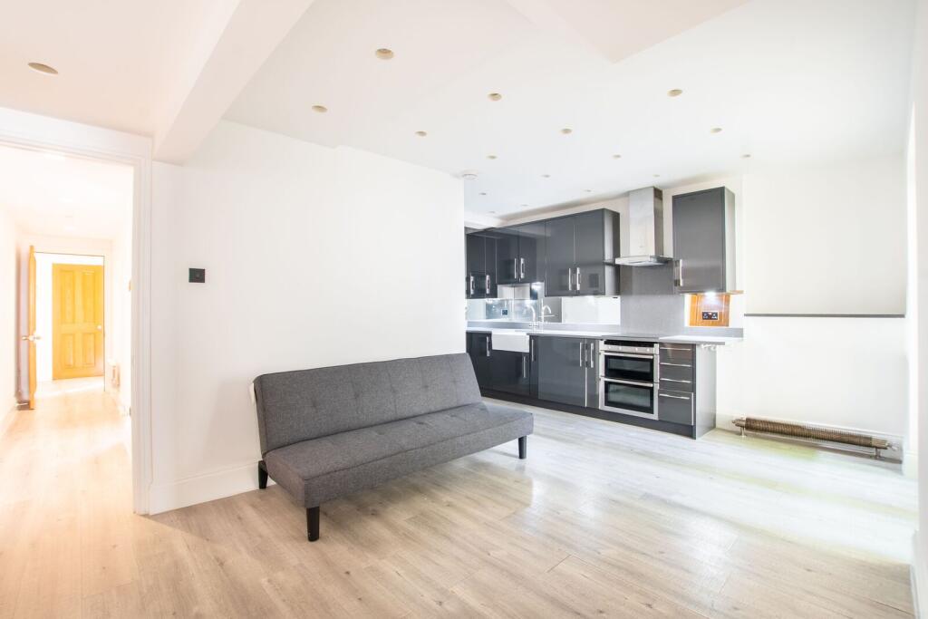 2 bed 1st Floor Flat for rent in Kensington. From Foxtons - Notting Hill