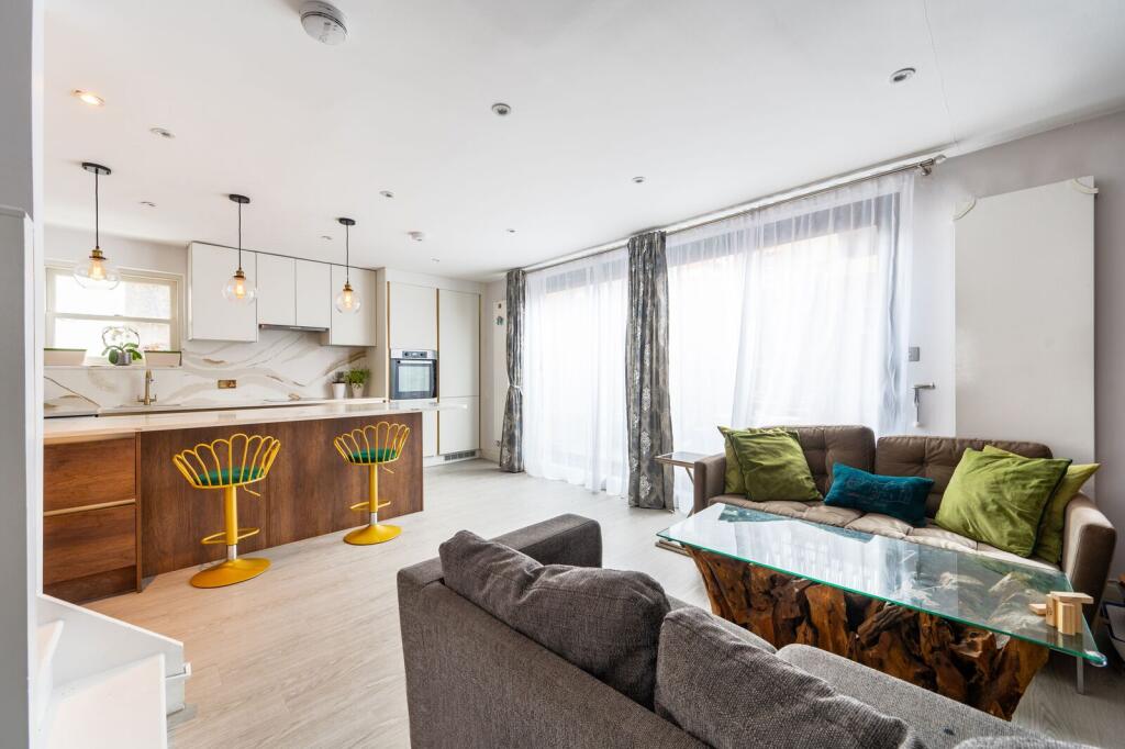 2 bed 1st Floor Flat for rent in Kensington. From Foxtons - Notting Hill
