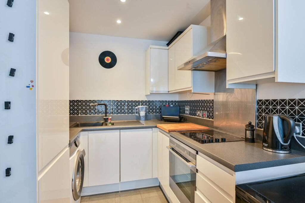 1 bed 1st Floor Flat for rent in London. From Foxtons - Peckham