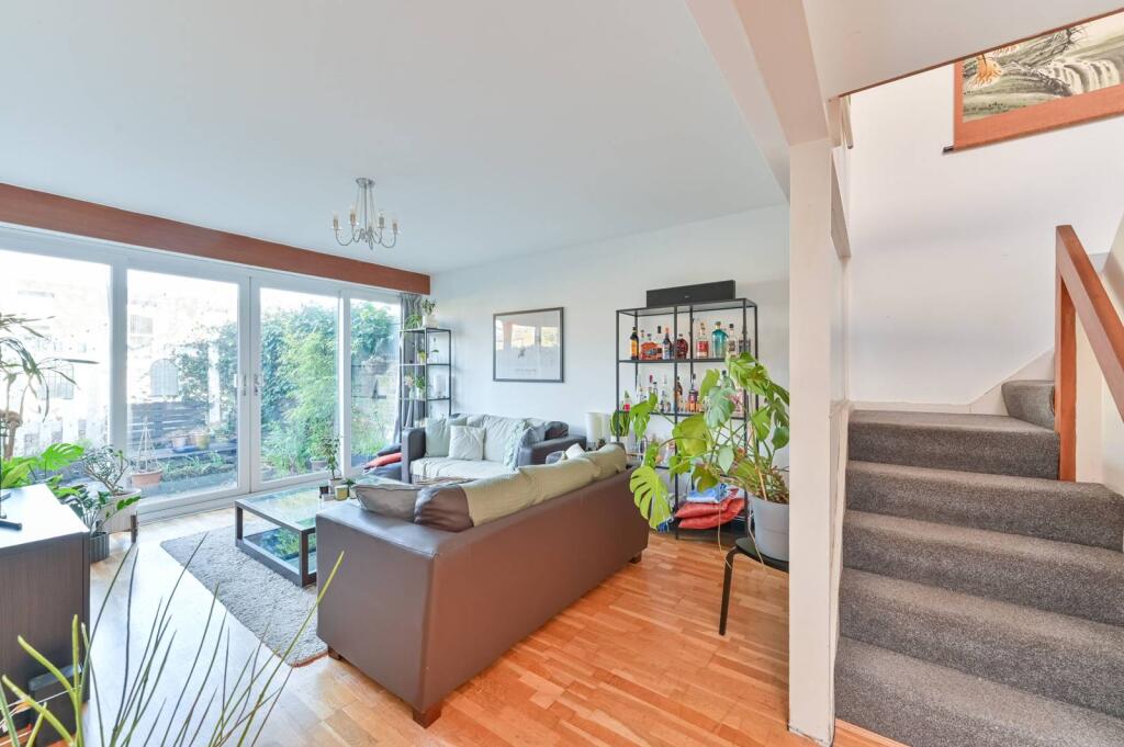 4 bed Detached for rent in London. From Foxtons - Peckham