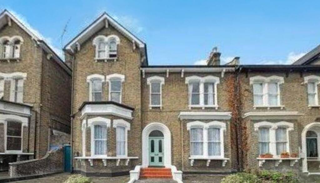 4 bed 1st Floor Flat for rent in London. From Foxtons - Peckham