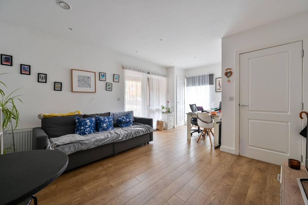 2 bed 1st Floor Flat for rent in London. From Foxtons - Peckham
