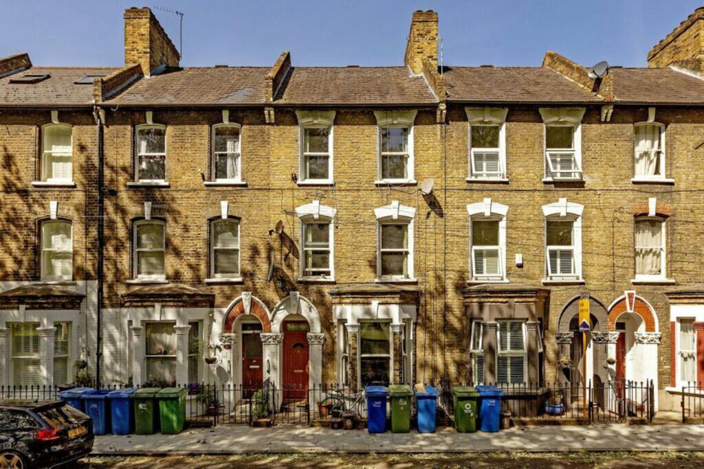 6 bed Mid Terraced House for rent in London. From Foxtons - Peckham