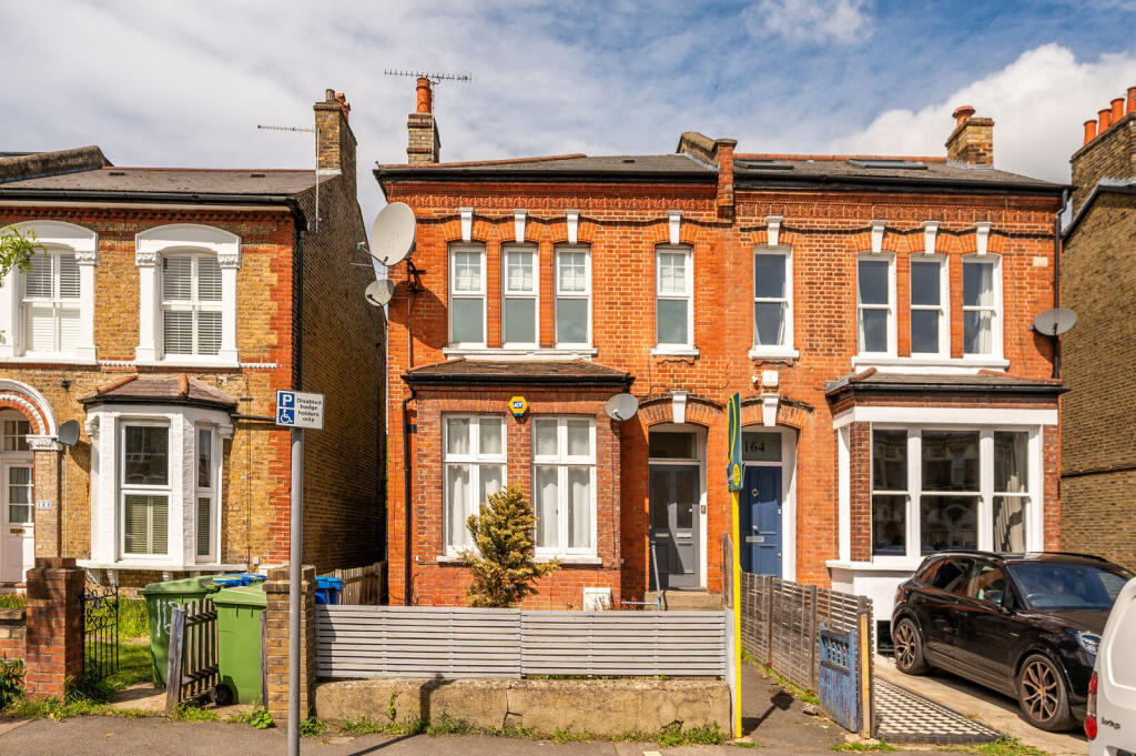 3 bed 1st Floor Flat for rent in Camberwell. From Foxtons - Peckham