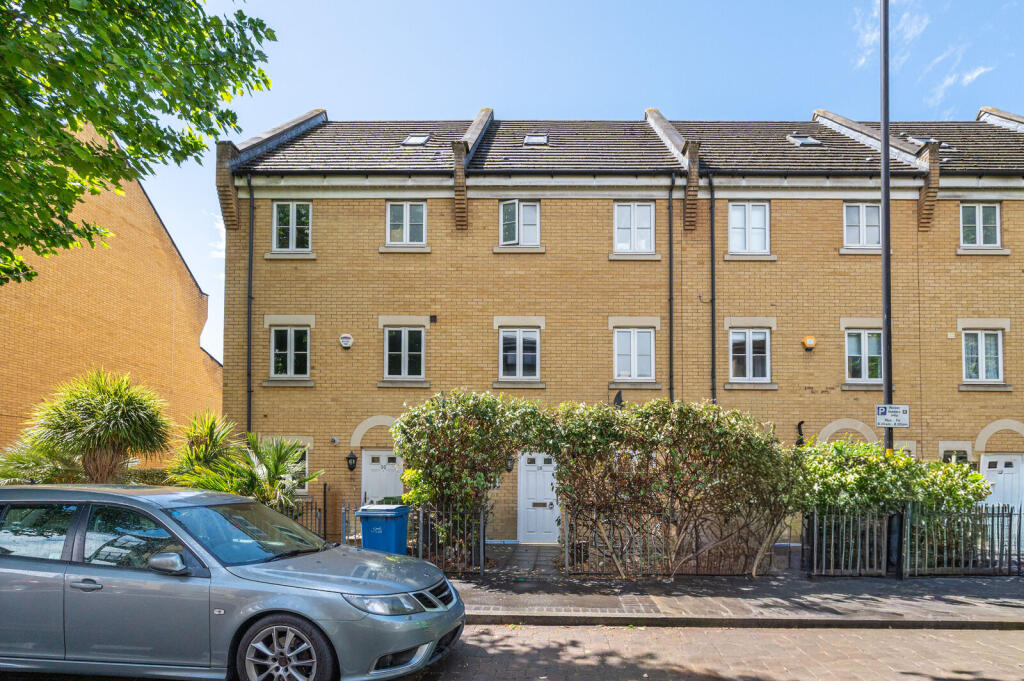 4 bed Mid Terraced House for rent in Camberwell. From Foxtons - Peckham