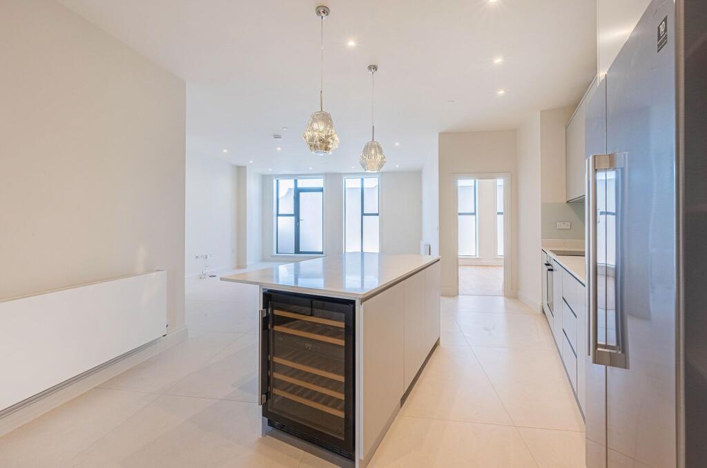 3 bed 1st Floor Flat for rent in Camberwell. From Foxtons - Peckham