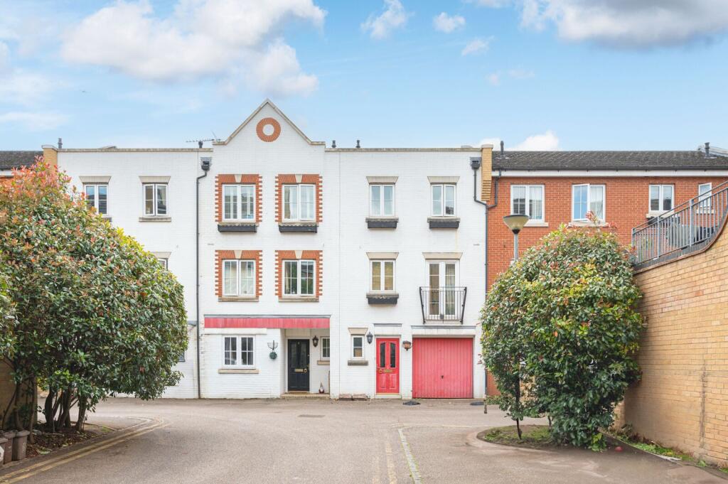 4 bed Mid Terraced House for rent in Camberwell. From Foxtons - Peckham