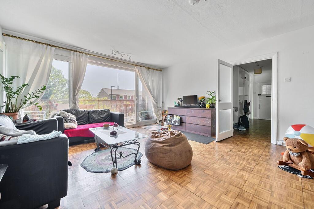 3 bed 1st Floor Flat for rent in London. From Foxtons - Peckham