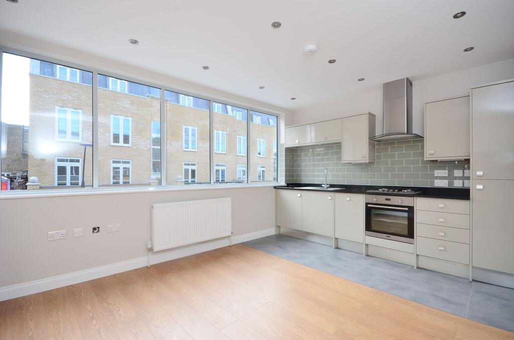 3 bed 1st Floor Flat for rent in Camberwell. From Foxtons - Peckham