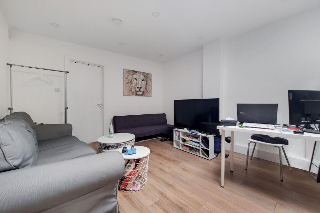 2 bed 1st Floor Flat for rent in Camberwell. From Foxtons - Peckham