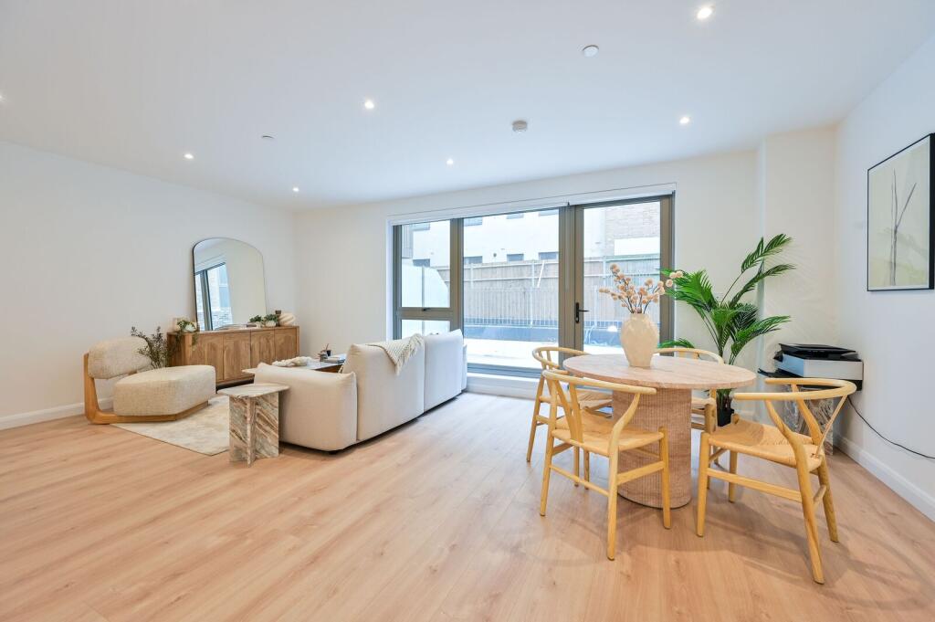 2 bed 1st Floor Flat for rent in London. From Foxtons - Peckham