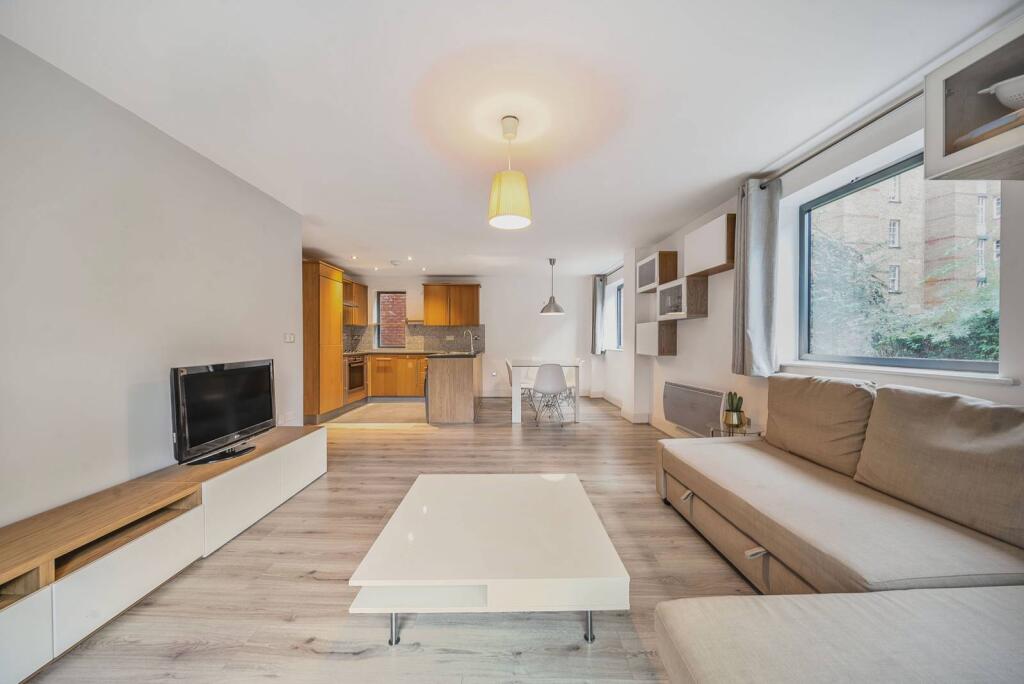 3 bed 1st Floor Flat for rent in London. From Foxtons - Pimlico