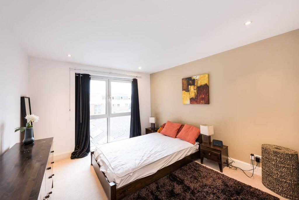 3 bed 1st Floor Flat for rent in London. From Foxtons - Pimlico