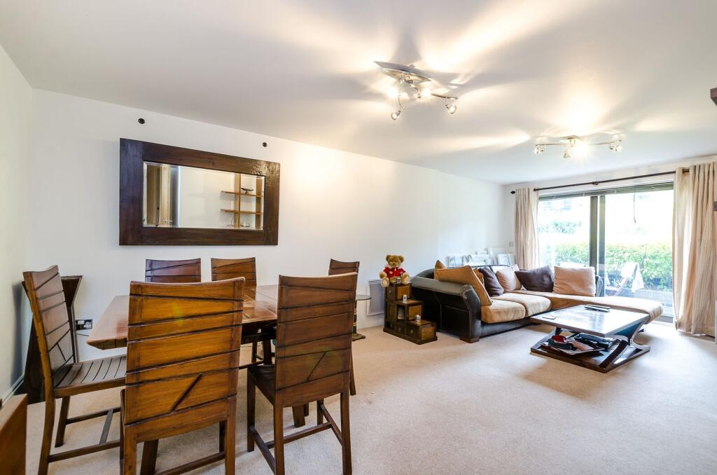 3 bed 1st Floor Flat for rent in London. From Foxtons - Pimlico