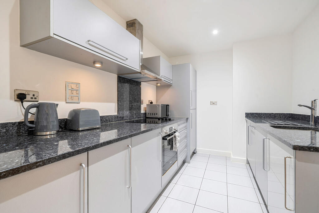 3 bed 1st Floor Flat for rent in London. From Foxtons - Pimlico