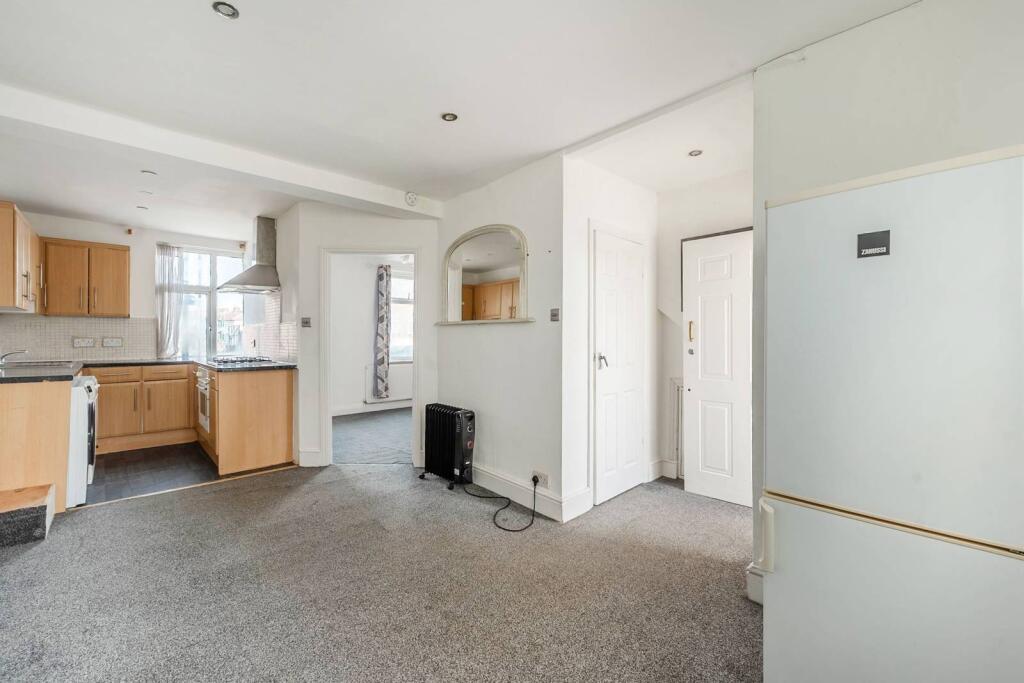 1 bed 1st Floor Flat for rent in Ruislip. From Foxtons - Pinner