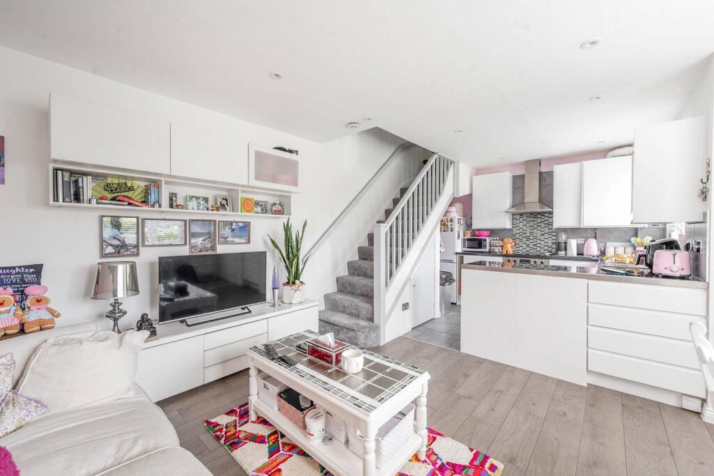 1 bed Mid Terraced House for rent in Ruislip. From Foxtons - Pinner