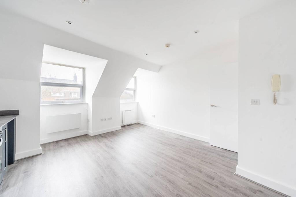 2 bed 1st Floor Flat for rent in Pinner. From Foxtons - Pinner