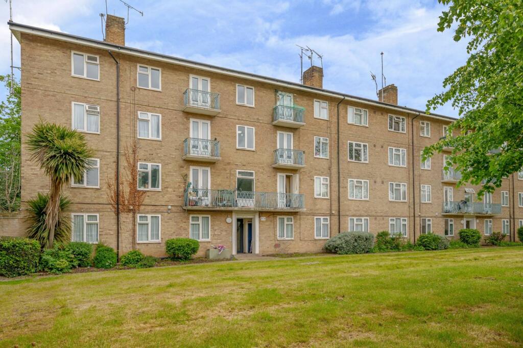 2 bed 1st Floor Flat for rent in Pinner. From Foxtons - Pinner