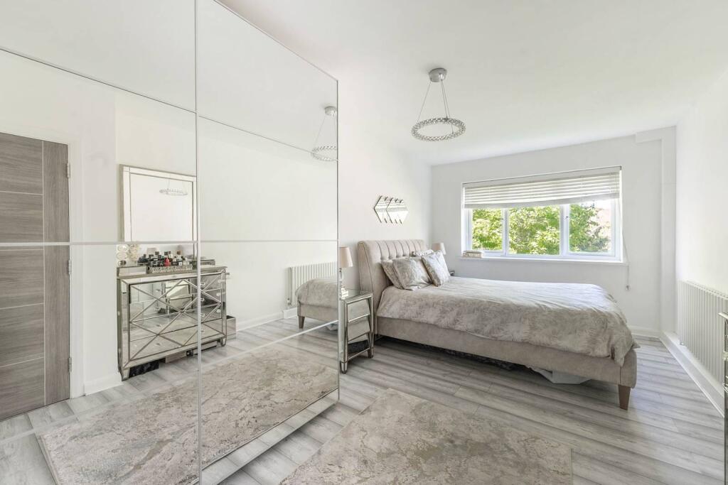 3 bed 1st Floor Flat for rent in Pinner. From Foxtons - Pinner