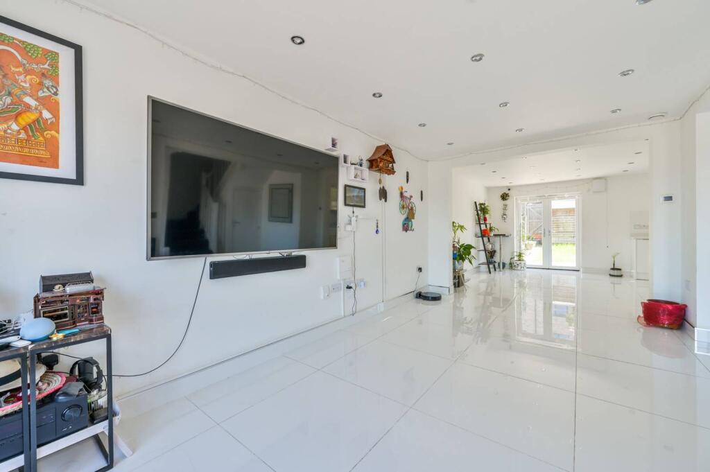 4 bed Mid Terraced House for rent in Pinner. From Foxtons - Pinner