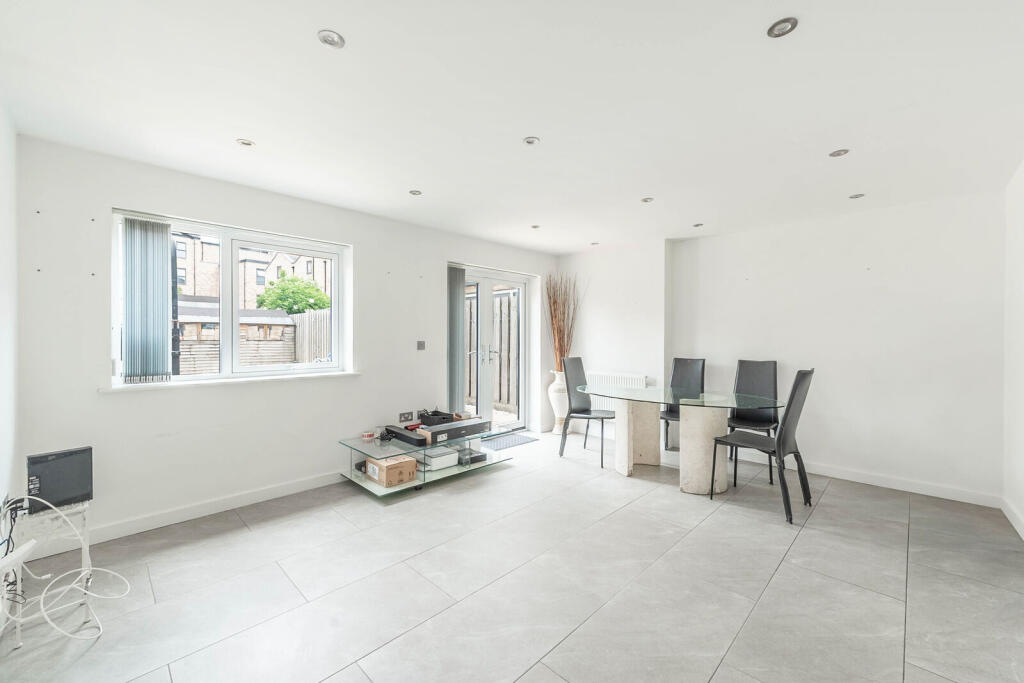 4 bed 1st Floor Flat for rent in Harrow. From Foxtons - Pinner
