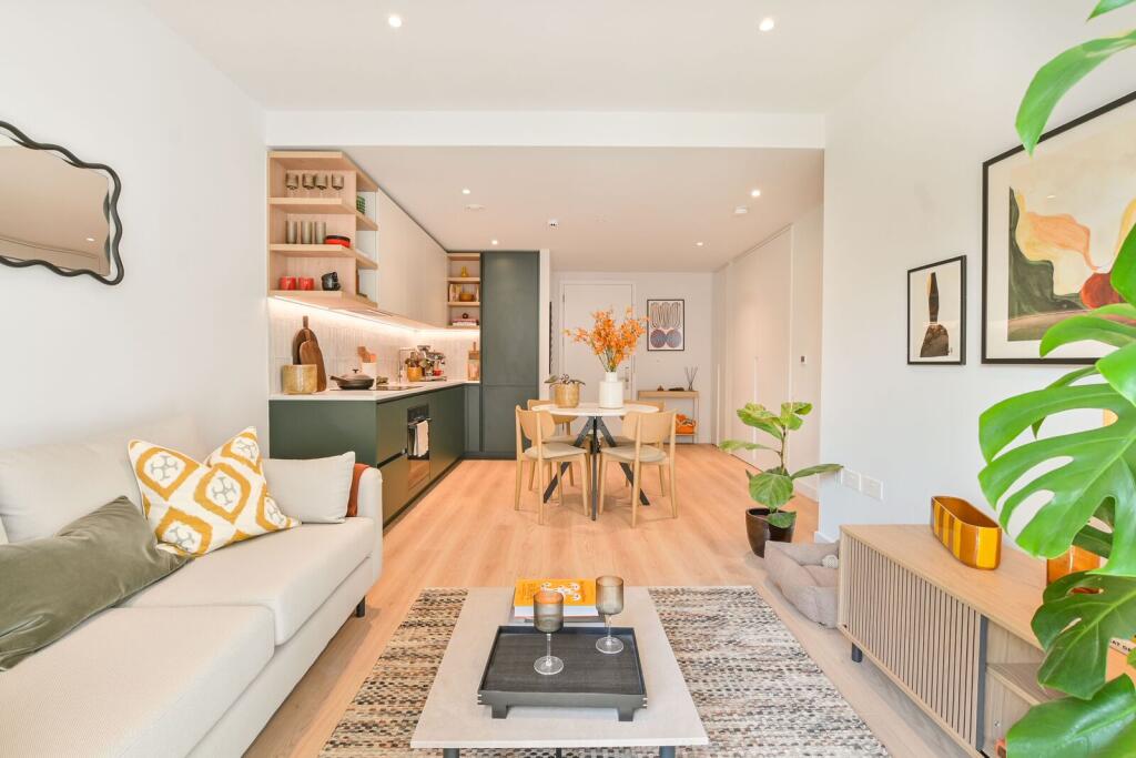 3 bed 1st Floor Flat for rent in London. From Foxtons - Pinner