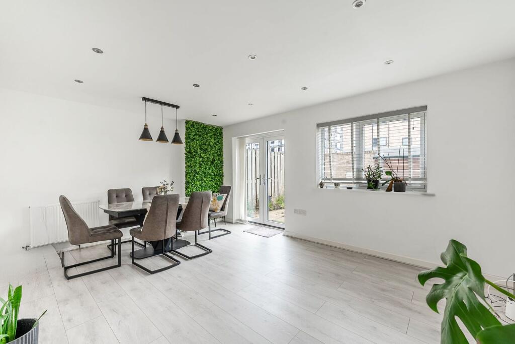4 bed End of Terrace for rent in Harrow. From Foxtons - Pinner