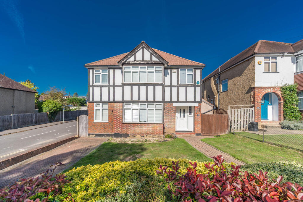 4 bed Detached for rent in Northwood. From Foxtons - Pinner 4 bed Detached for rent in Northwood. From Foxtons - Pinner