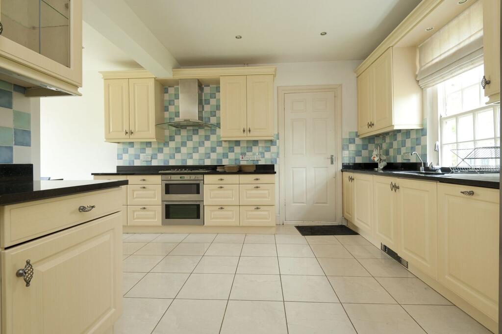 6 bed Detached for rent in Northwood. From Foxtons - Pinner 6 bed Detached for rent in Northwood. From Foxtons - Pinner