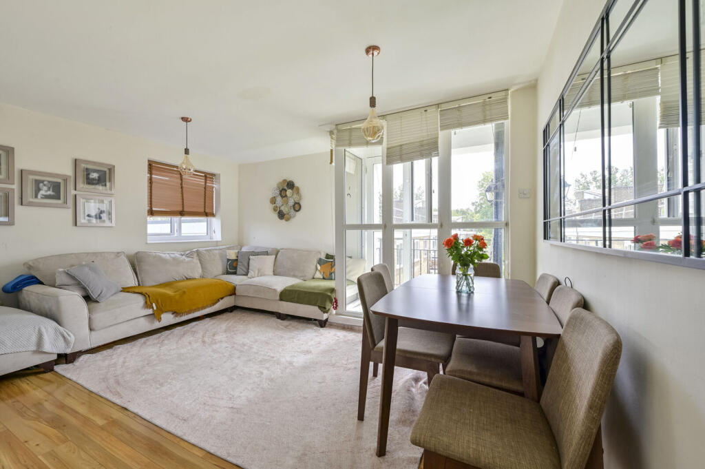 3 bed 1st Floor Flat for rent in London. From Foxtons - Putney