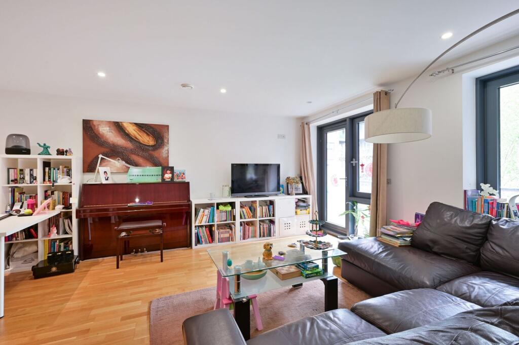 2 bed 1st Floor Flat for rent in London. From Foxtons - Putney