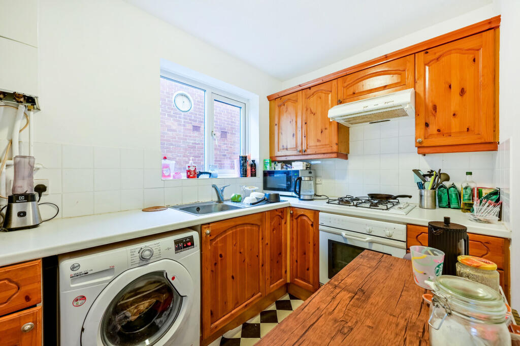 1 bed 1st Floor Flat for rent in London. From Foxtons - Putney