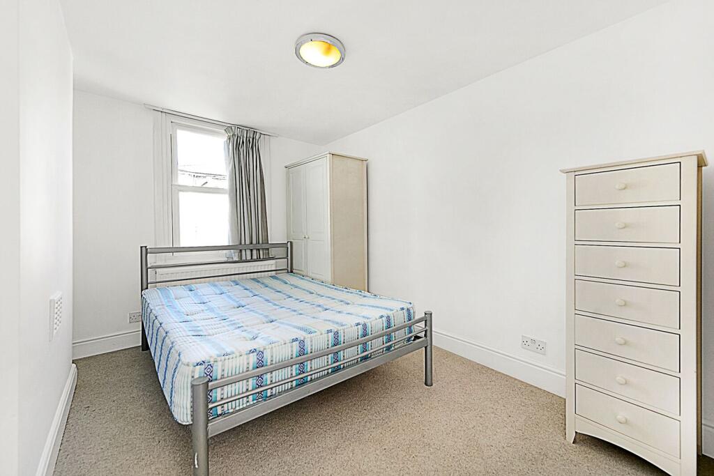 2 bed 1st Floor Flat for rent in London. From Foxtons - Putney