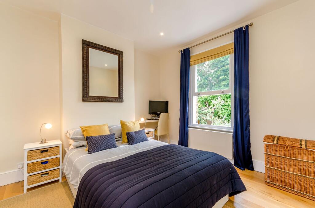 3 bed 1st Floor Flat for rent in London. From Foxtons - Putney